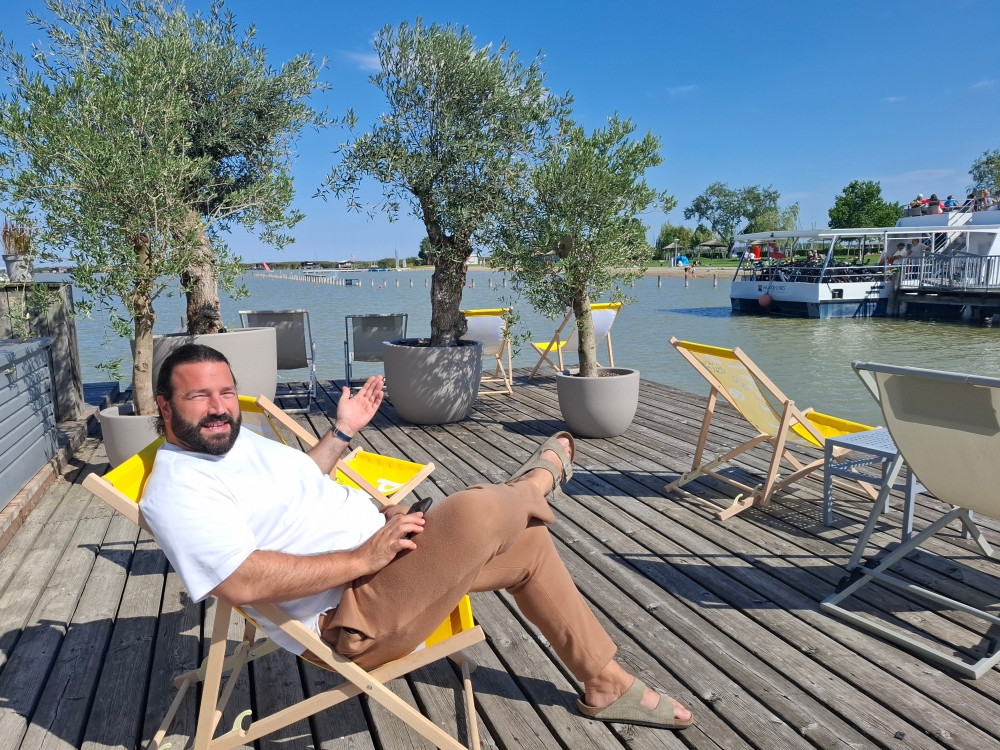 Dejan Bozic im NIki am Hafen.